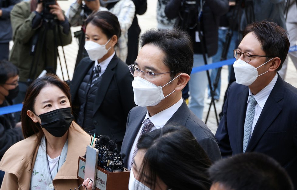 Dědic Samsungu I Če-jong před soudem.