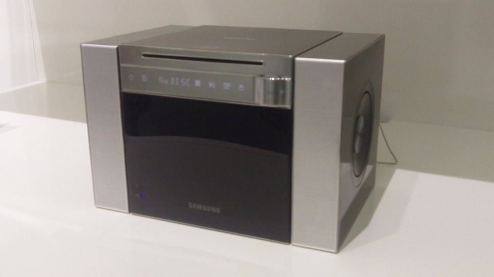 Domácí kino - trpaslík HTD7100, který svou konstrukcí připomíná skládací krychli. Přehrává  CD, DVD i Blu-Ray a nechybí ani 3D