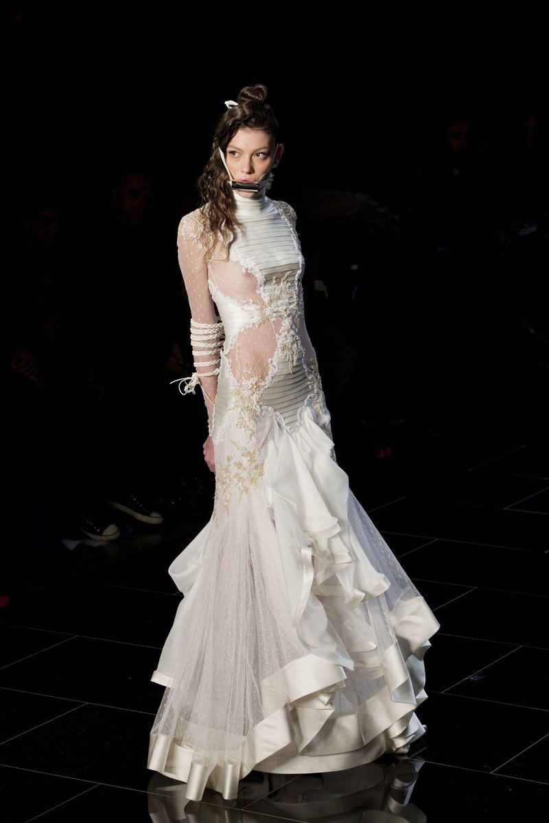Brazilský návrhář Samuel Cirnansck představil nejnovější kolekci svatebních šatů pro léto 2012