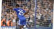 Samuel Eto&#39;o právě poprvé pokořil brankáře Schalke a nasměroval Chelsea k důležité výhře