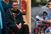 Hendikepovaný Samuel potřebuje nové auto: Maminka nemá peníze, sbírá víčka a plechovky. Pomůžete jim?