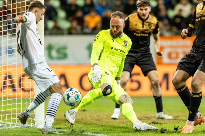 Karviná - Baník 0:0. Slezské derby bez vítěze. Hosté mají stejně bodů jako poslední Karviná - Baník 0:0. Slezské derby bez vítěze. Hosté mají stejně bodů jako poslední