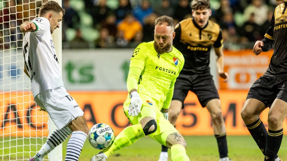 Samuel Šigut se snaží překonat Dominika Holce