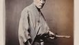 U seppuky byli většinou přítomni i další lidé a jeden z přátel samuraje mu často po rozpárání břicha usekl mečem hlavu, aby dlouho netrpěl.