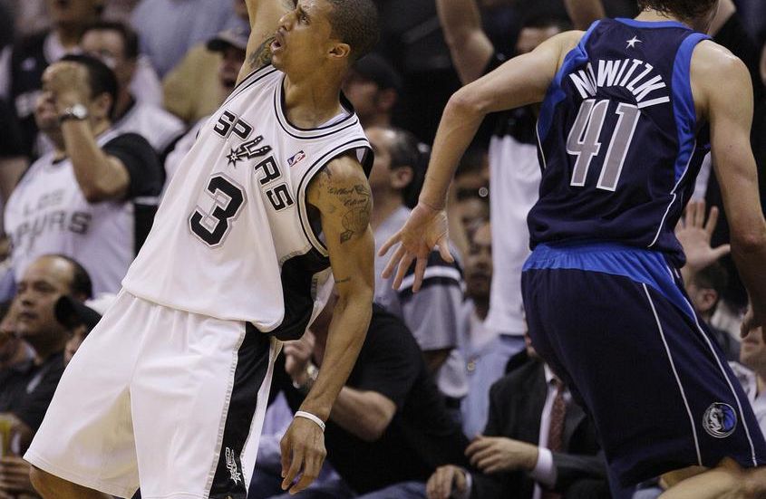 George Hill ze San Antonia oslavuje svoji trojku.