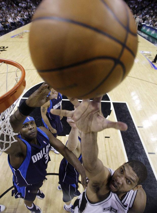 Tim Duncan s přehledem zavěsil do koše Dallasu. Tim Duncan s přehledem zavěsil do koše Dallasu.