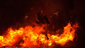 Ohnivé oslavy ve Španělském městečku San Bartolome de Pinares