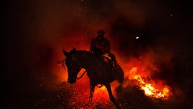 Ohnivé oslavy ve Španělském městečku San Bartolome de Pinares