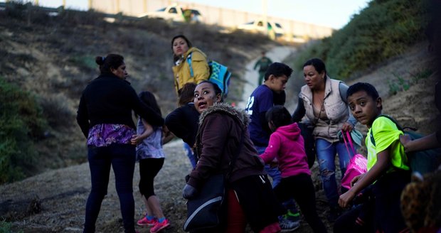 Neziskovkám v USA dochází místo pro migranty, v Tijuaně se jich tisíce ztratily