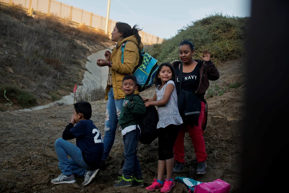 Do USA vstupují uprchlíci ze středoamerických států (7.12.2018)