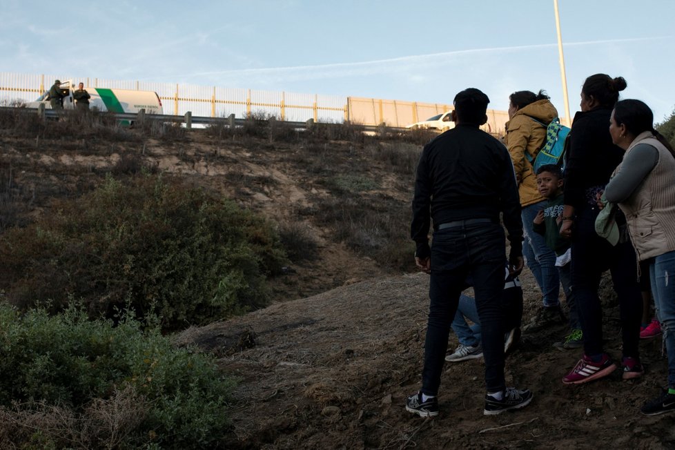 Do USA vstupují uprchlíci ze středoamerických států (7.12.2018)