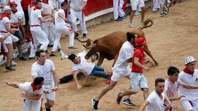 Při prvním běhu s býky konaném jako každý rok při oslavách svátku svatého Fermína ve španělské Pamploně se zranilo pět lidí.