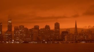 San Francisko se kvůli požárům zahalilo do dýmu a oranžové barvy