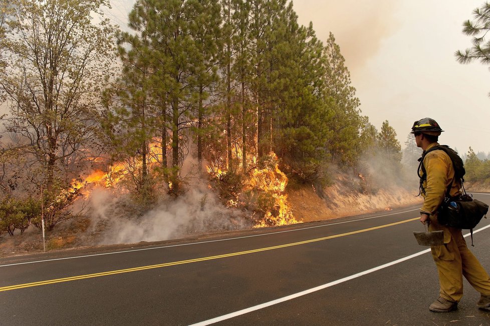 Hasiči bojují s požárem Yosemitského národního parku