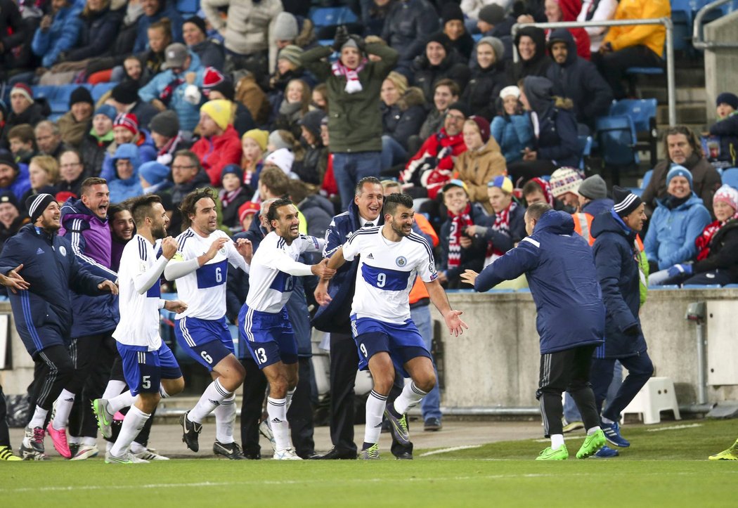Fotbalisté San Marina slaví gól na půdě Norska, v kvalifikaci MS se prosadili po 15 letech