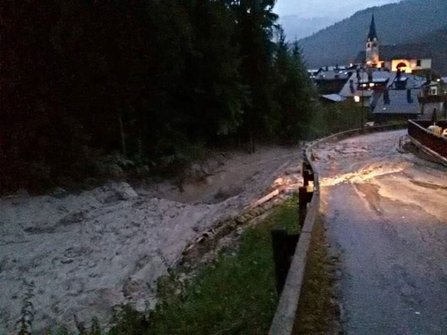 Snímky z Facebooku, které zachycují masivní sesuv půdy a záplavy ve městě San Vito di Cadore a okolí.