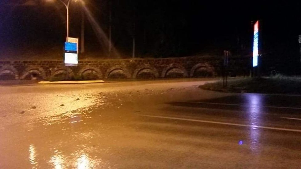 Snímky z Facebooku, které zachycují masivní sesuv půdy a záplavy ve městě San Vito di Cadore a okolí.