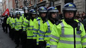 Britská policie je kvůli hrozbě teroristických útoků posledních několik měsíců stále ve střehu.