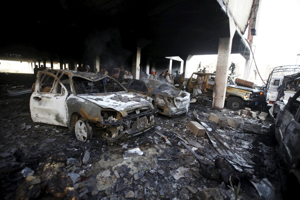 Nálet v Saná zabil nejméně 155 účastníků vládního pohřbu.