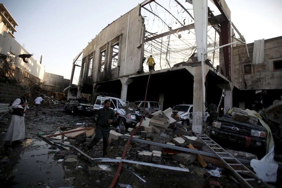 Nálet v Saná zabil nejméně 155 účastníků vládního pohřbu.