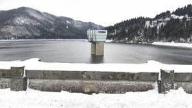 V přehradě Šance je díky sněžení a dešti již dostatek zásob vody.
