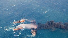 Íránský ropný tanker Sanchi, který po srážce s čínskou nákladní lodí týden hořel ve Východočínském moři, se v neděli potopil.