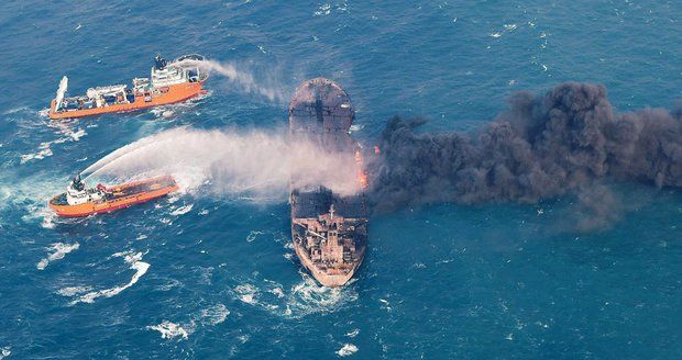 Hořící ropný tanker Sanchi se potopil. Posádka je po smrti