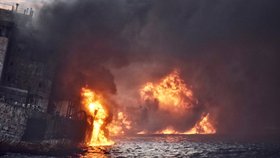 Íránský ropný tanker Sanchi, který po srážce s čínskou nákladní lodí týden hořel ve Východočínském moři, se v neděli potopil