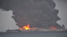 Íránský ropný tanker Sanchi, který po srážce s čínskou nákladní lodí týden hořel ve Východočínském moři, se v neděli potopil