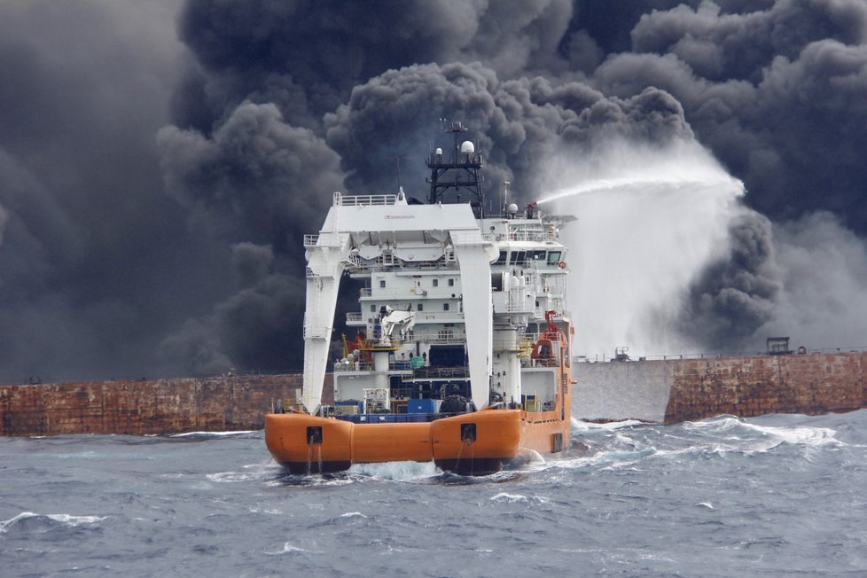 Íránský ropný tanker Sanchi, který po srážce s čínskou nákladní lodí týden hořel ve Východočínském moři, se v neděli potopil