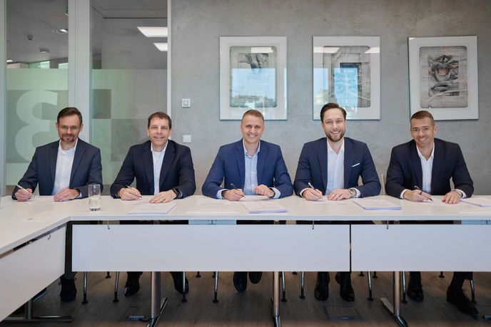 Zleva: Jan Pravda (CTO, Hoteltime), Filip Kühnel (Sales Director, Hoteltime), Jan Hejný (CEO, Hoteltime), Michal Rzavský (Investment Manager, Sandberg), Michal Rybovič (Managing Partner, Sandberg) Zleva: Jan Pravda (CTO, Hoteltime), Filip Kühnel (Sales Director, Hoteltime), Jan Hejný (CEO, Hoteltime), Michal Rzavský (Investment Manager, Sandberg), Michal Rybovič (Managing Partner, Sandberg)