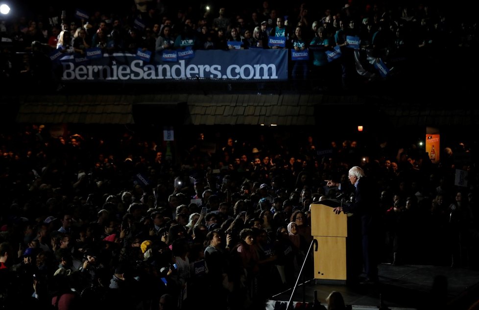 V čele klání demokratů v Nevadě je s velkým náskokem Sanders