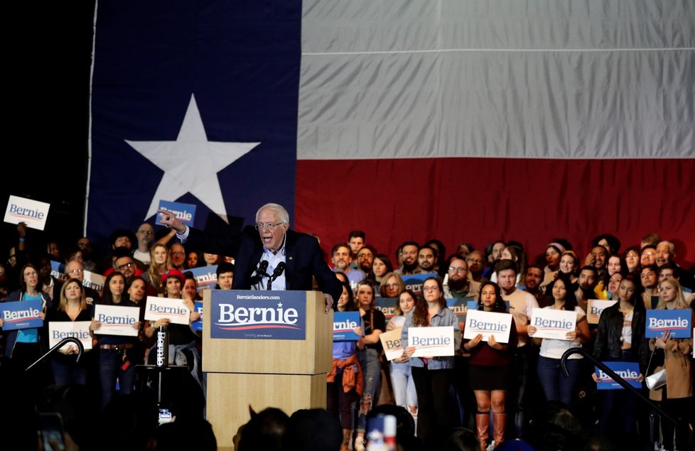 V čele klání demokratů v Nevadě je s velkým náskokem Sanders