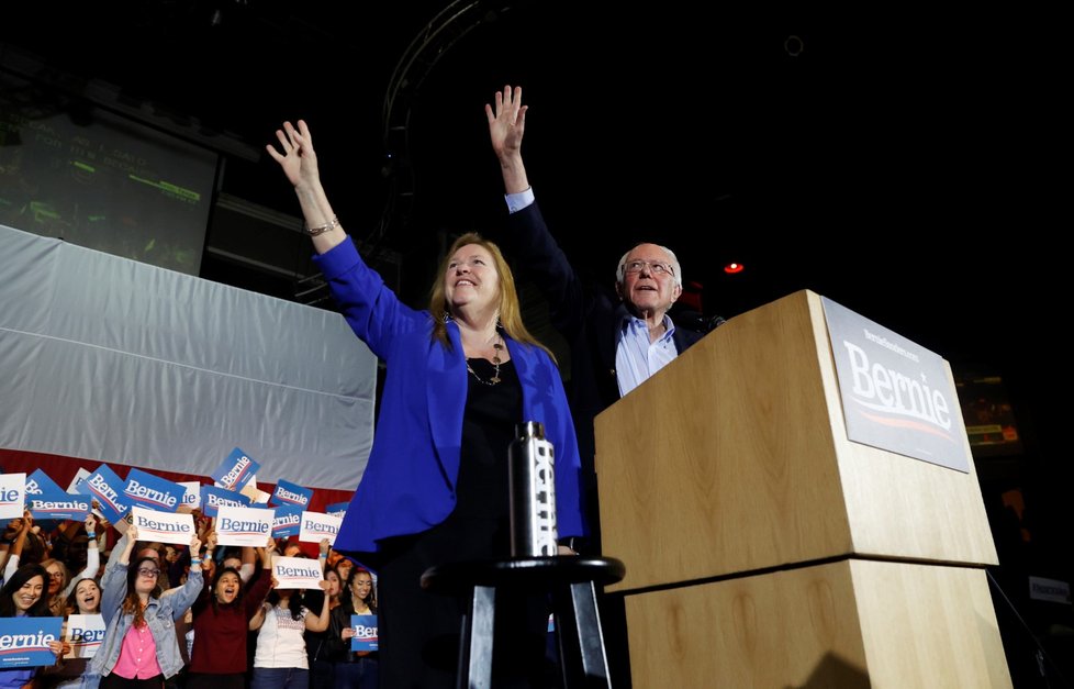 V čele klání demokratů v Nevadě je s velkým náskokem Sanders