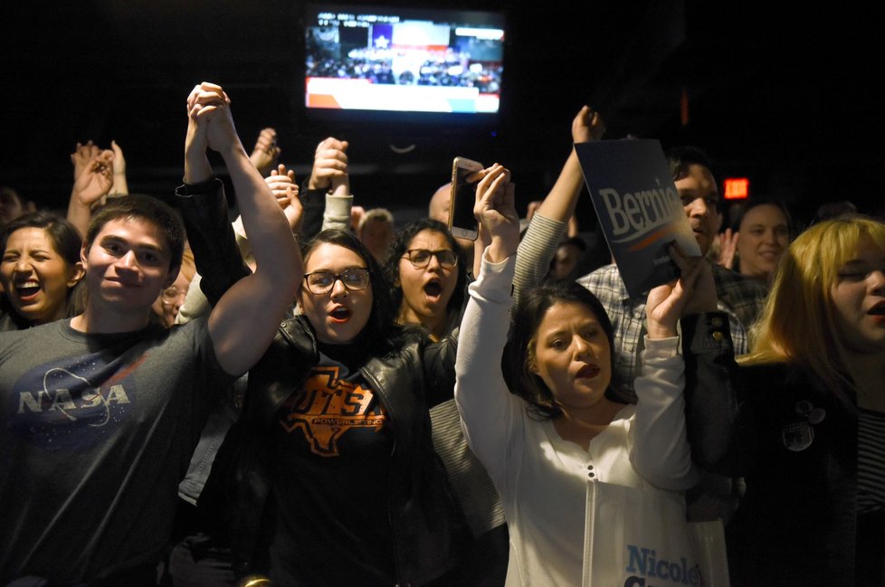 V čele klání demokratů v Nevadě je s velkým náskokem Sanders