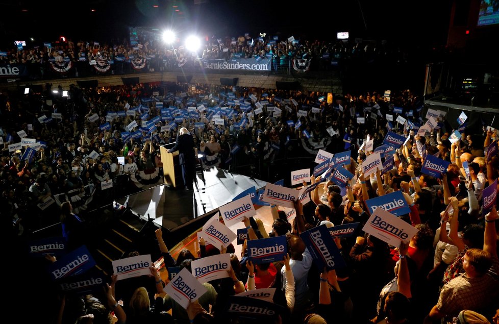 V čele klání demokratů v Nevadě je s velkým náskokem Sanders