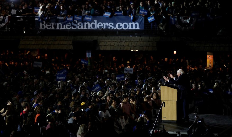 V čele klání demokratů v Nevadě je s velkým náskokem Sanders