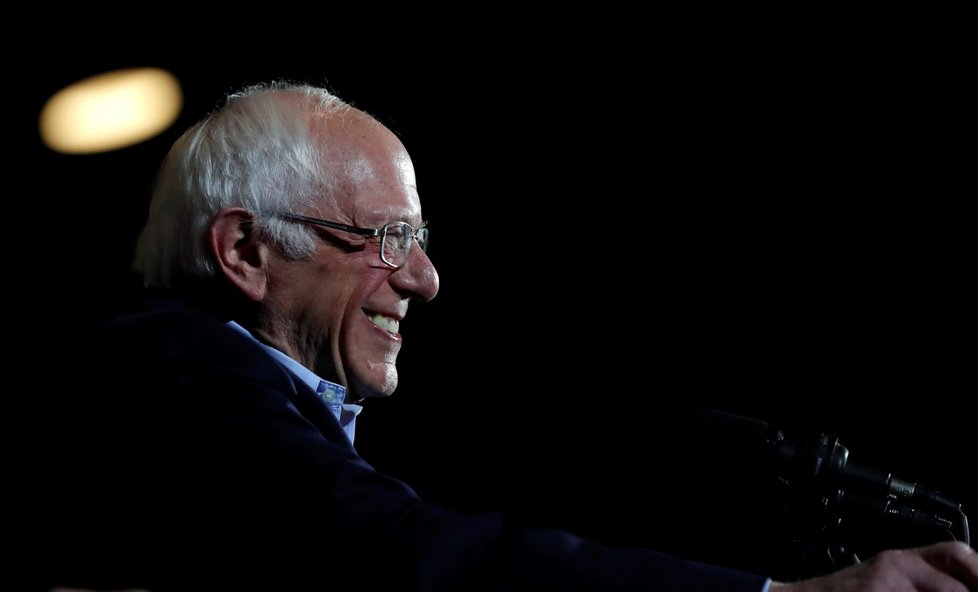V čele klání demokratů v Nevadě je s velkým náskokem Sanders