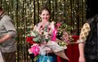 Premiéra divadelní hry Okupace - Sara Sandeva přijala mnoho gratulací a květin. 