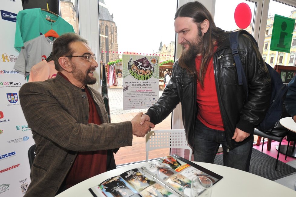 Indický herec Kabir Bedi, který se proslavil jako seriálový malajský bojovník za nezávislost Sandokan, má k Česku vřelý vztah.