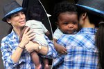 Sandra Bullock vypadá se synem Luisem Bardo spokojeně.
