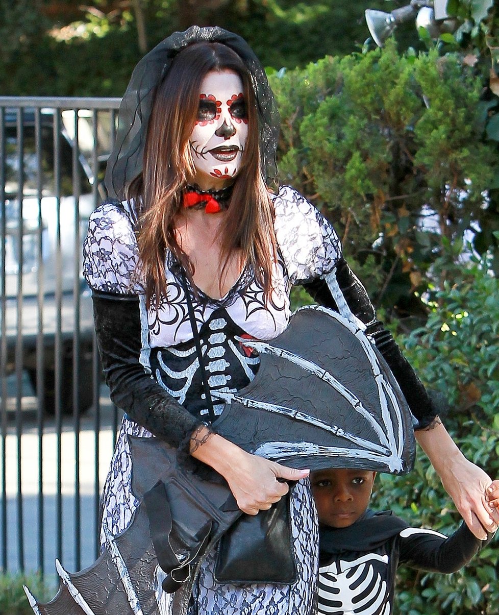 Herečka Sandra Bullock a její halloweenský kostým