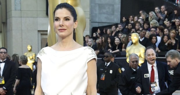 Sandra Bullock. I hvězda mnoha filmových trháků patřila k vyvoleným, jež vyhlašovali nové nositele Oscara. A také ona potvrdila, že současný trend gala Hollywoodu se soustřeďuje na eleganci, odkaz historie, v níž móda vlastně fungovala jako užitné umění. Kontrast bílé s černou, dekolt ve tvaru kapky hluboko spadající na záda a aplikace krajky z křišťálových kamínků…