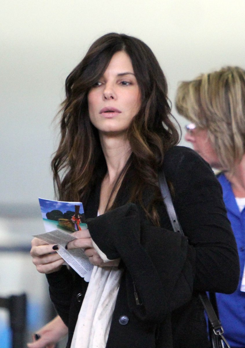 Sandra Bullock se na letišti objevila s většími rty.