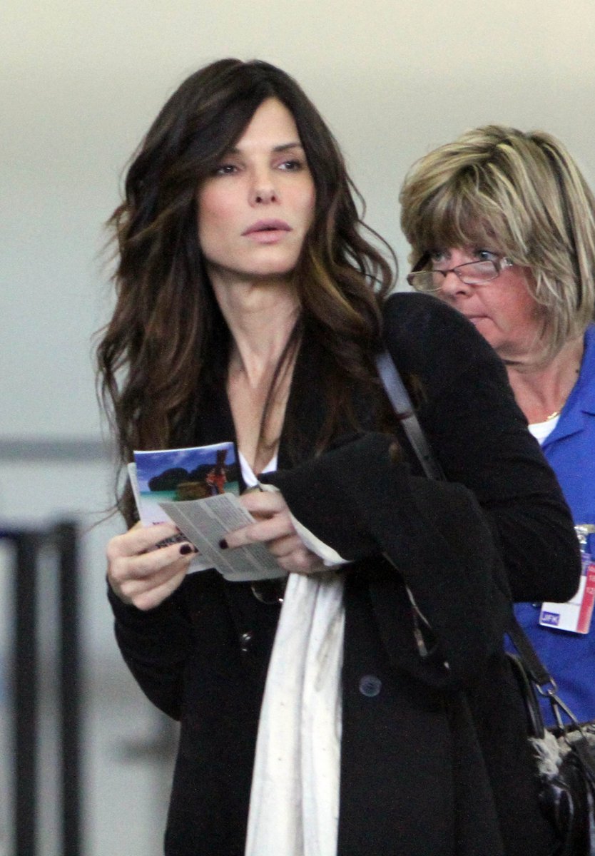 Sandra Bullock po zvětšení horního rtu nepřirozeně špulí pusu.