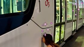 Sandra se symbolicky vdala za tramvaj.