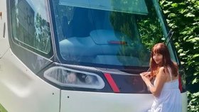 Sandra se symbolicky vdala za tramvaj.