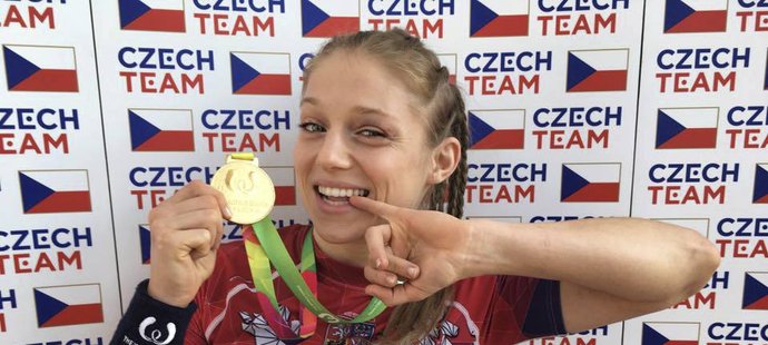 Kickboxerka Sandra Mašková se raduje z vítězství na Světových hrách ve Vratislavi