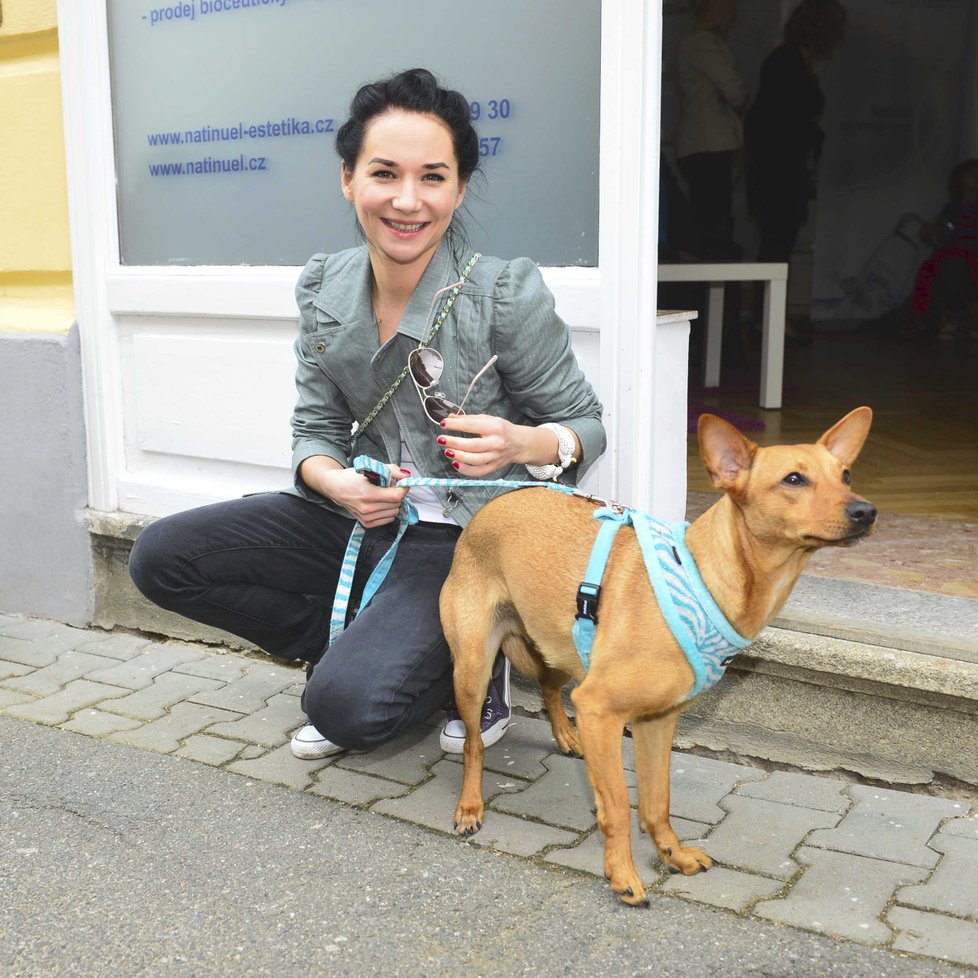 Sandra Nováková si vzala pejska z útulku