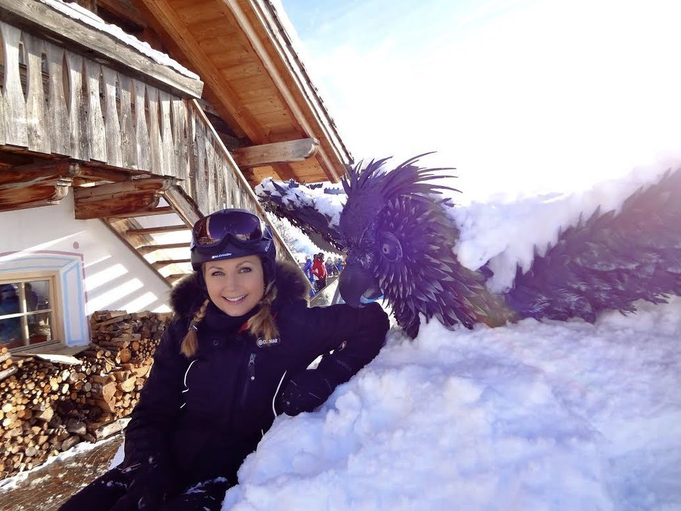 Sandra Parmová si užívá horského sluníčka v Itálii.